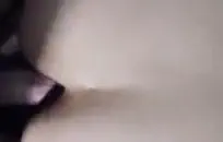 مراهقة حامل يلعب مع كس في السراويل الحمراء.