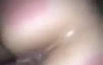 امرأة سمراء فاتنة يلعب مع نفسها على كاميرا ويب.