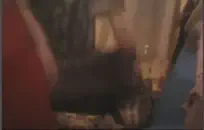 يمارس الجنس مع زوجة أعز أصدقائي أثناء مشاهدة عائلتها.