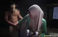 شاحب جبهة تحرير مورو الإسلامية يحصل على ديك في المؤخرة.